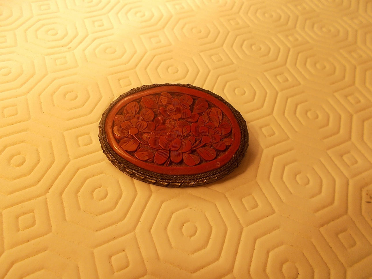 BROSCHE ROTLACK SILBER, CHINA, ANTIK.