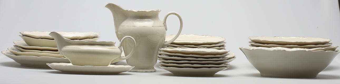 MATSERVISDELAR med guldkant (27). Märkt K P Karlskrona.