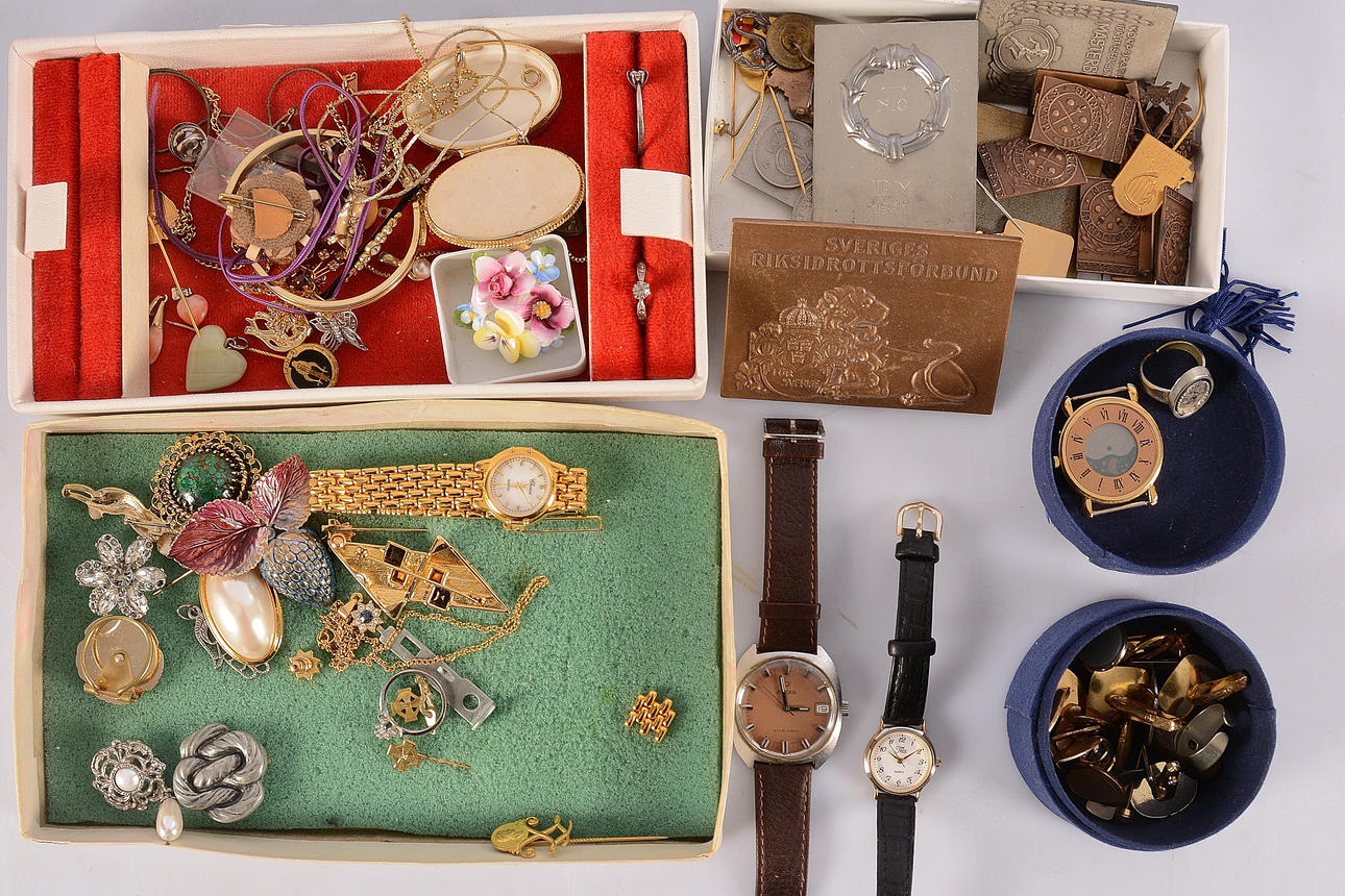 PARTI BIJOTTERLIER SAMT KLOCKOR.