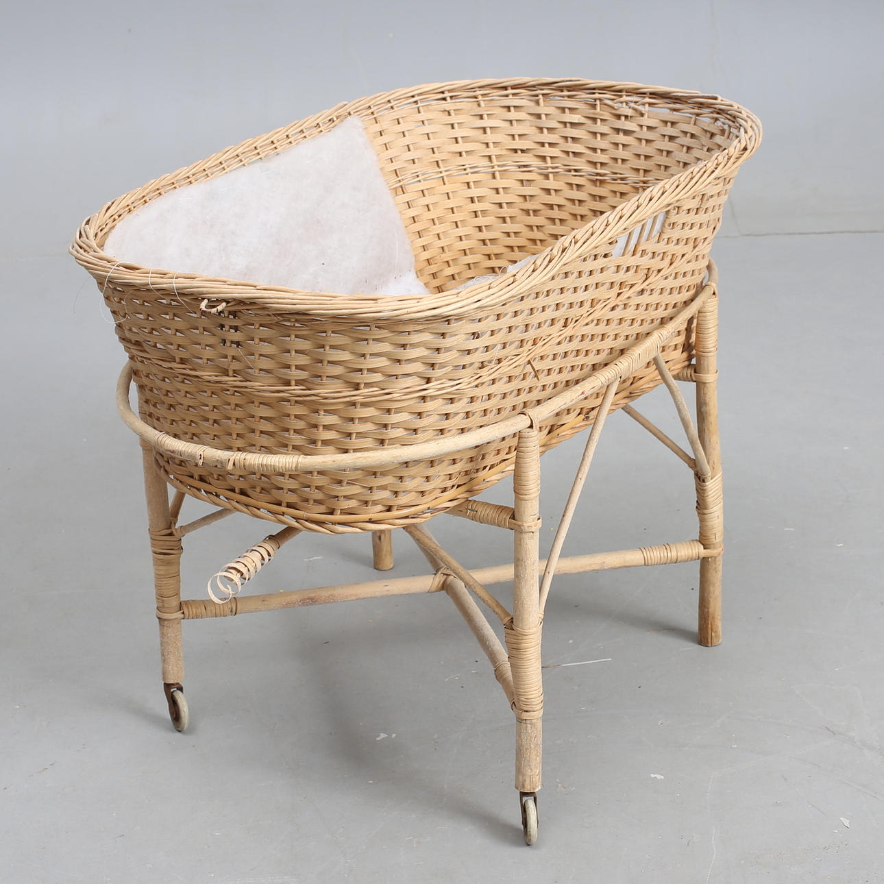 BABYSENG, vævet rattan på hjul.