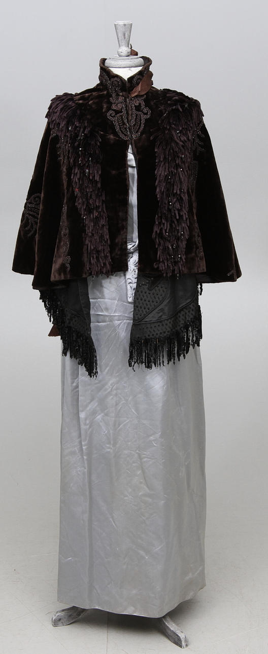 KLÄNNING, CAPE (Agusta Lundin Stockholm) samt SJAL, 1800/1900-tal.