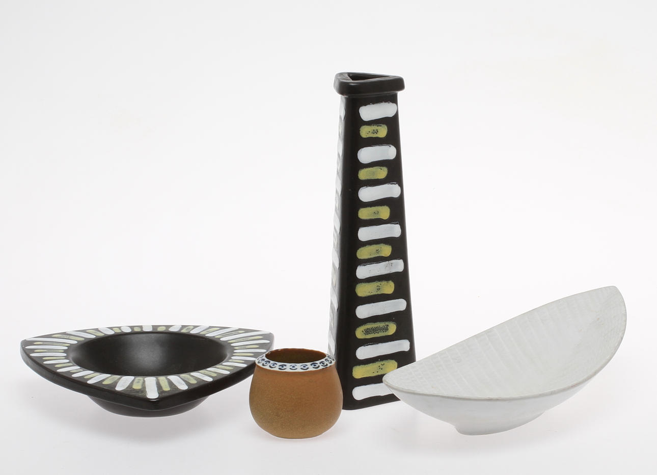 PARTI KERAMIK, 4 delar, bland annat "Trio" Upsala Ekeby och "Reptil" Gustavsberg.