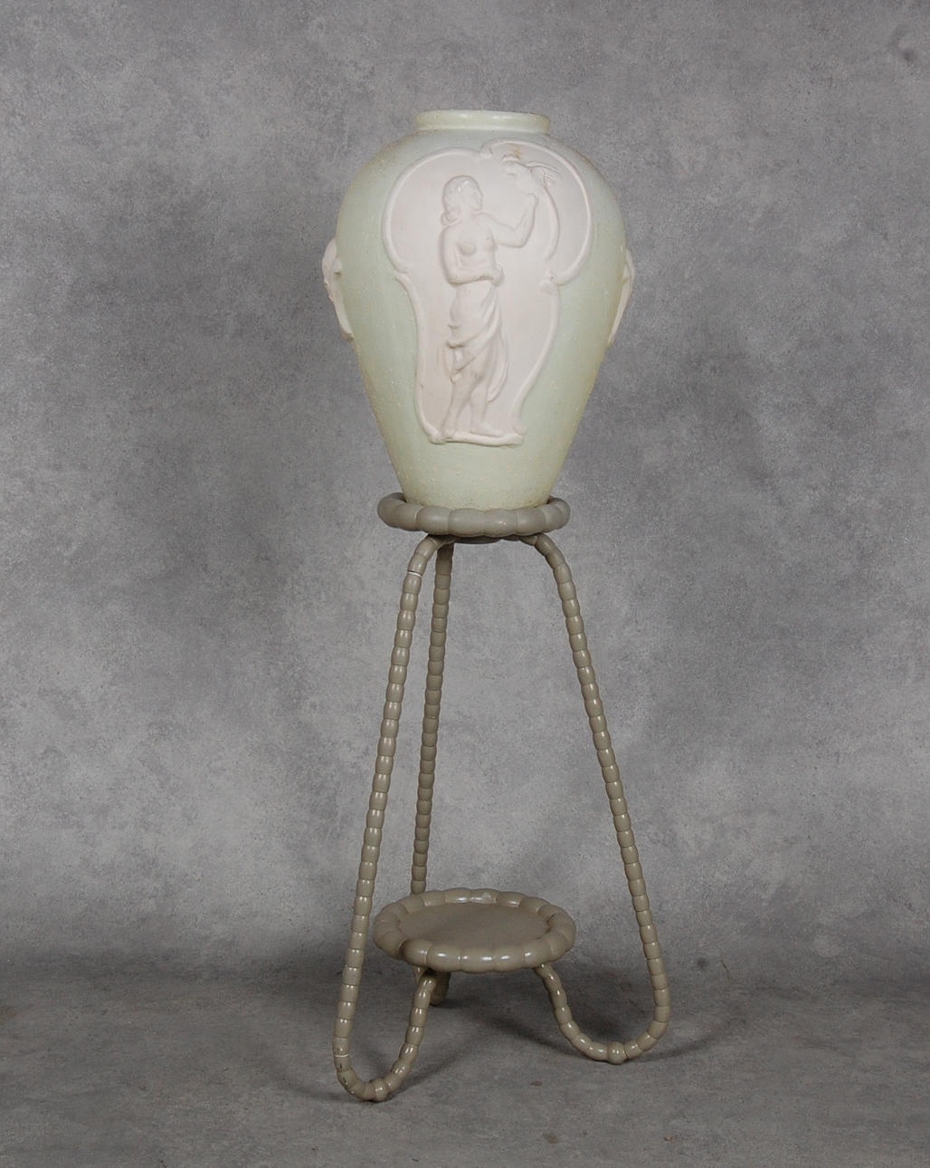 URNA, på piedestal, 1930-tal.