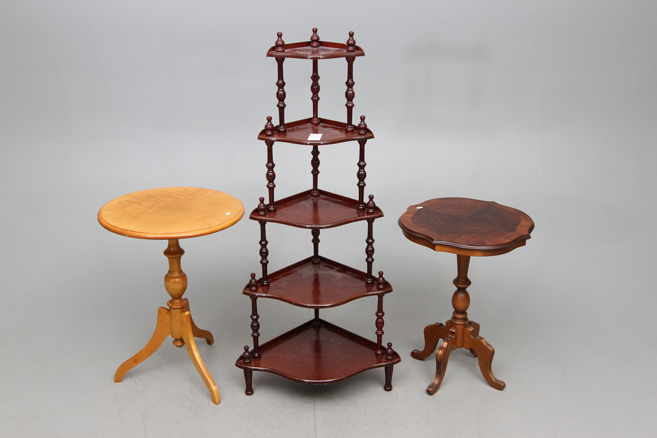 Pelarbord 2 st, samt ateniennehylla. 1900-2000-tal.