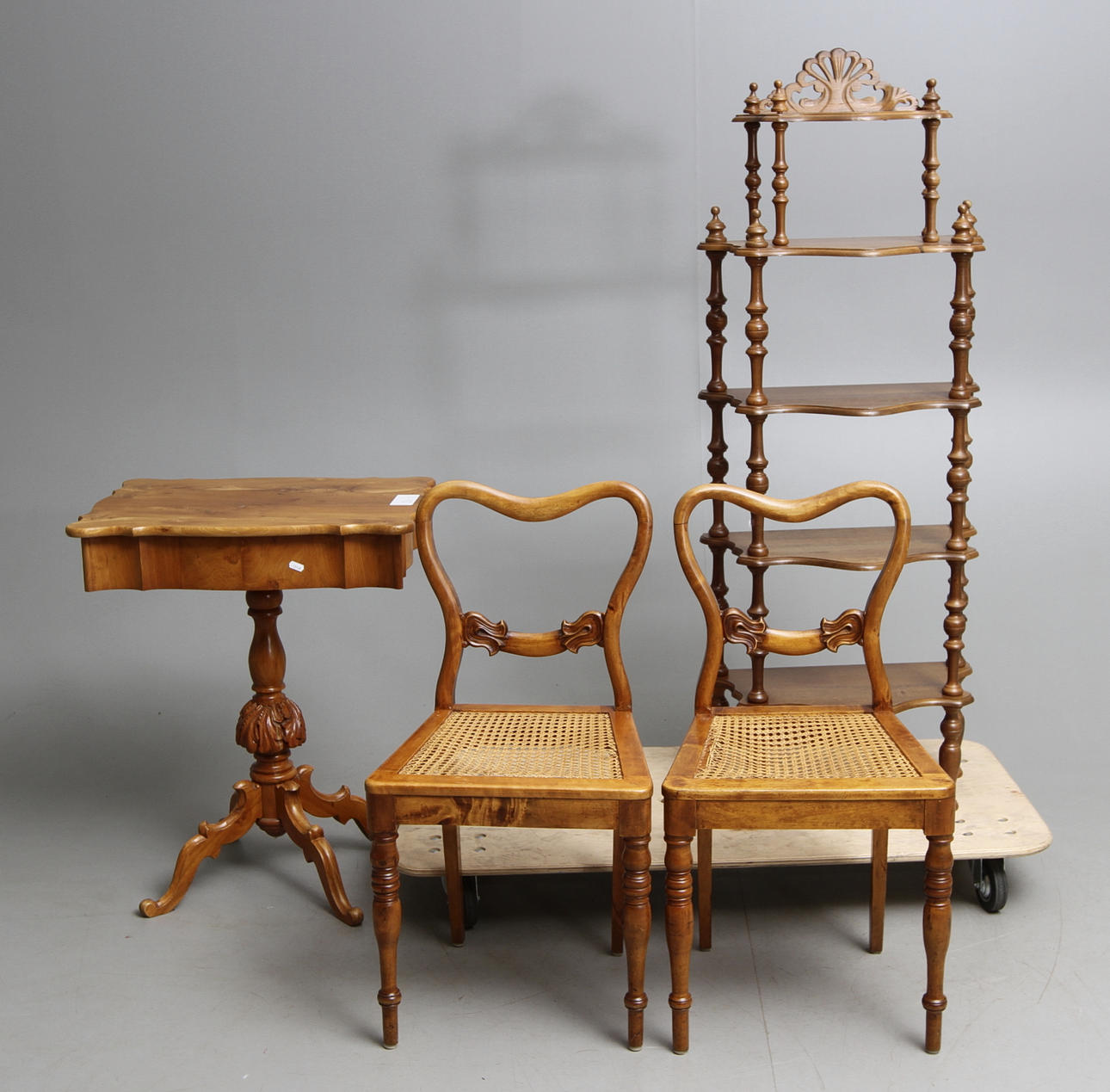 MÖBLER, 4 del, sybord, stolar samt hylla, 1800-1900 tal.