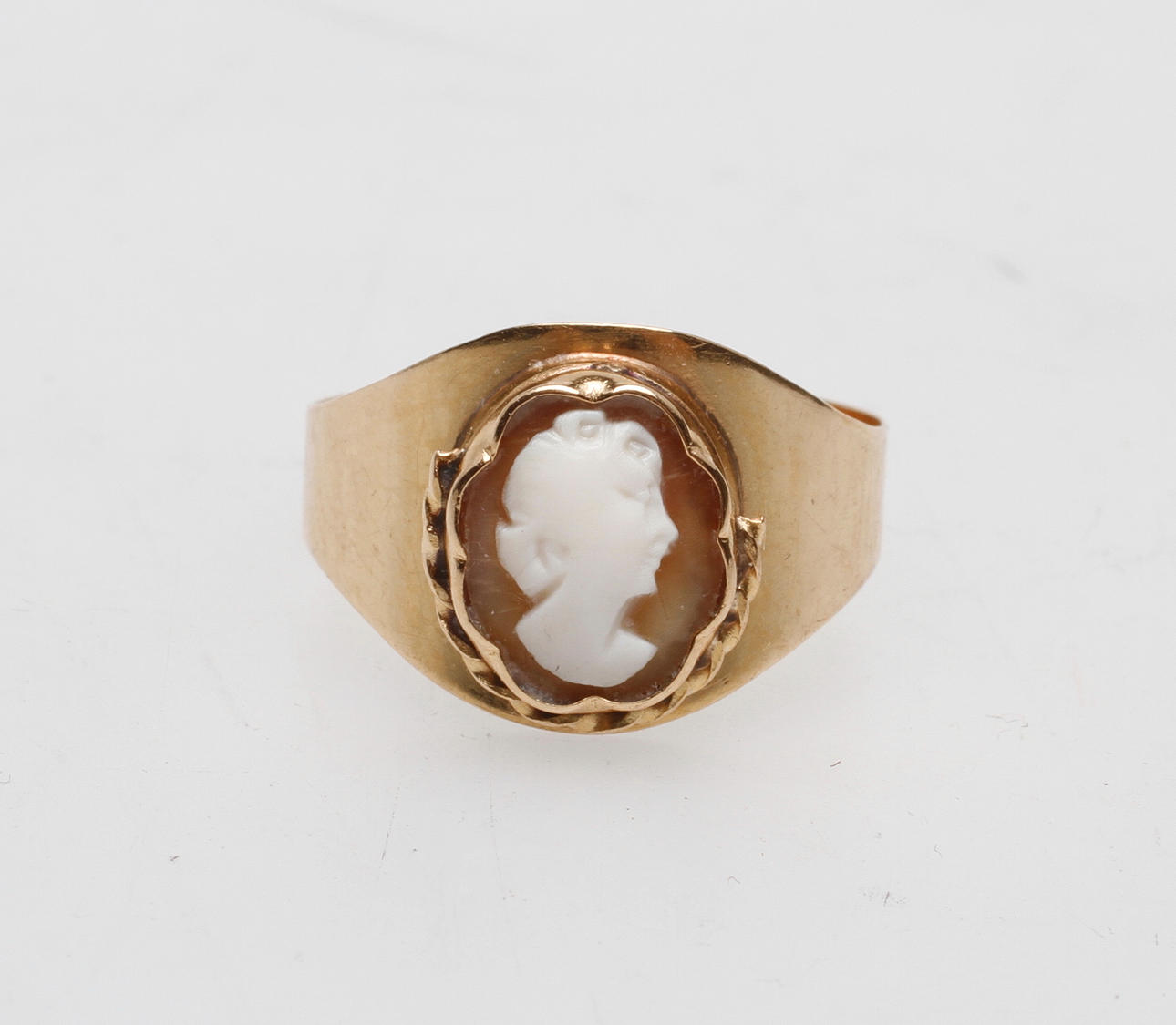 RING, guld 18k med camé, Evir Guldvaruaktiebolaget, Falköping 1975, vikt tot ca 2,9 gram.