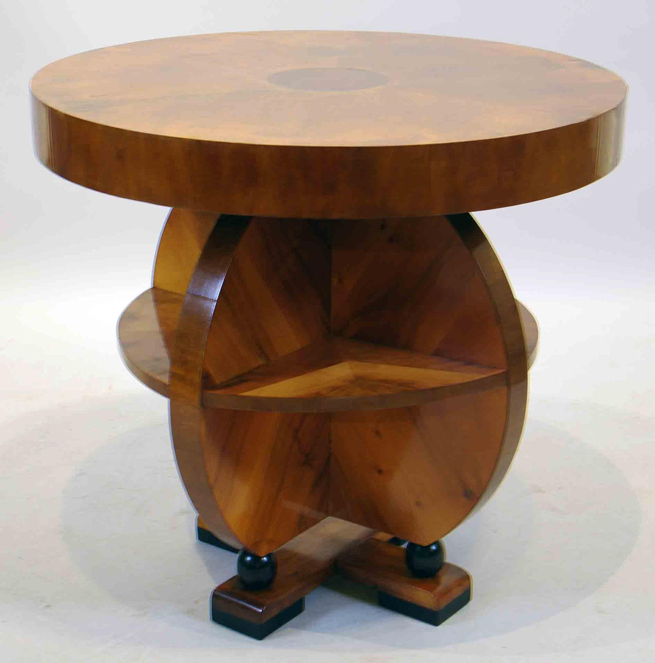 PELARBORD MED HYLLOR, Art Deco, mahogny med svärtade detaljer.