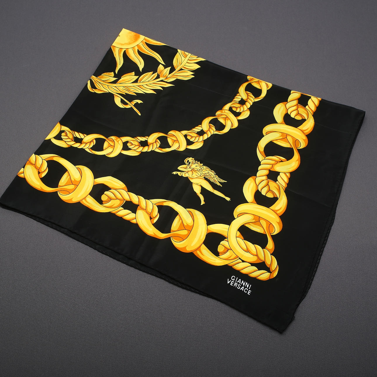 GIANNI VERSACE, bufanda, seda, París.