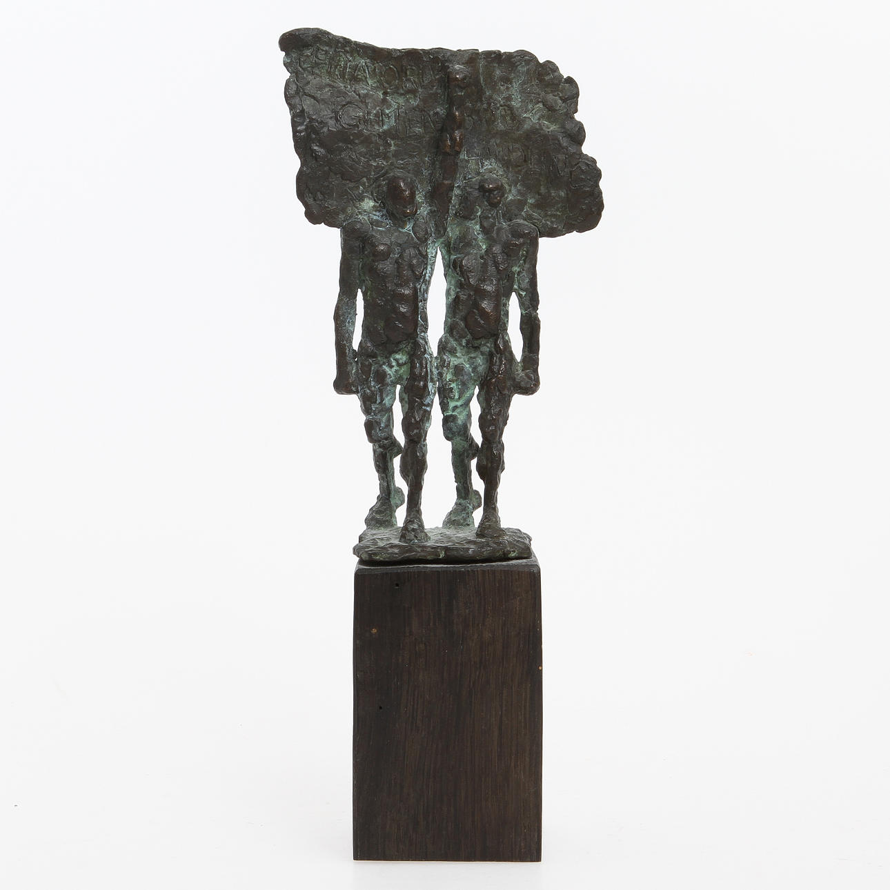 THORD TAMMING. Skulptur, demonstranter, grönpatinerad brons monterad på träsockel. Signerad på sockeln.