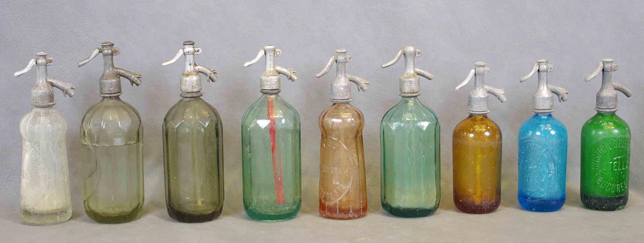 VATTENFLASKOR, 9 stycken, färgat glas.