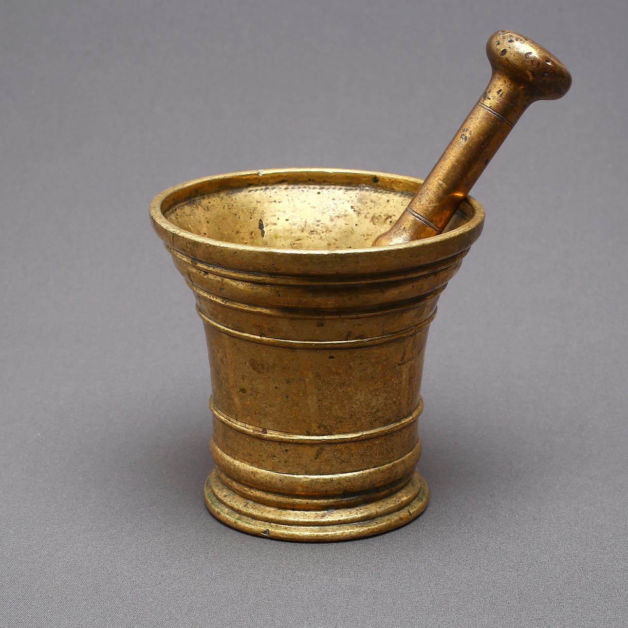 MÖRSER mit Stößel, Messing, 18. Jahrhundert.