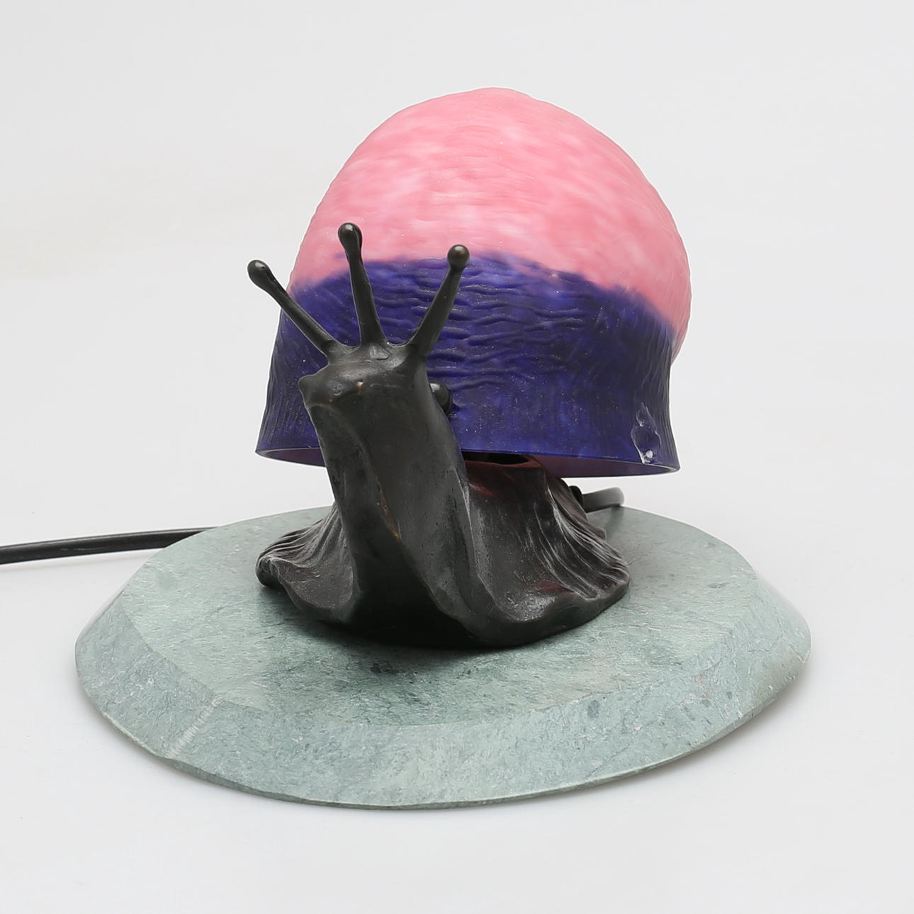 BORDSLAMPA i forma av snigel.