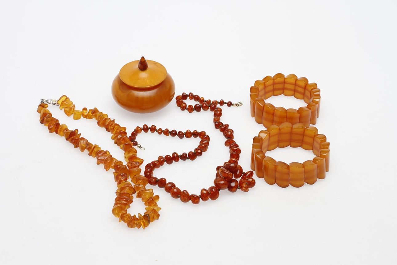 COLLIER, ARMBAND och LOCKDOSA, bl.a. bernsten.