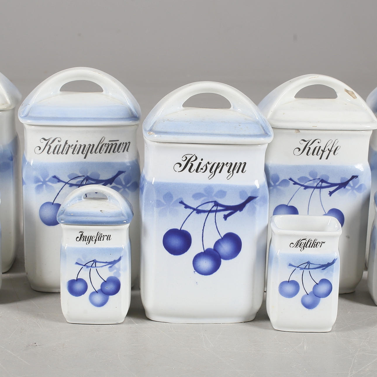 KRYDDBURKAR, 9 st, porslin, import, 1900-tal.