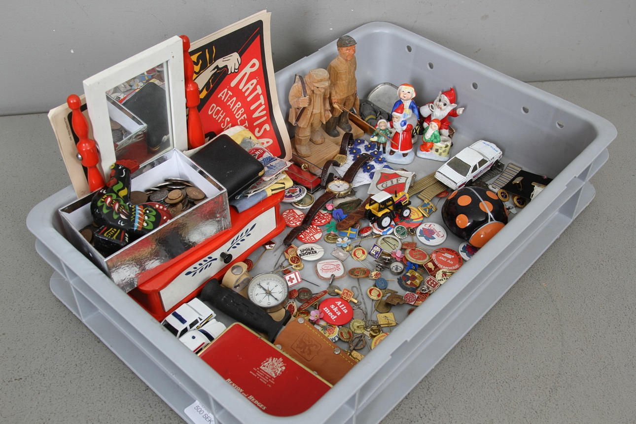 DIVERSE bl.a. leksaksbilar, nålmärken/pins, mynt mm.