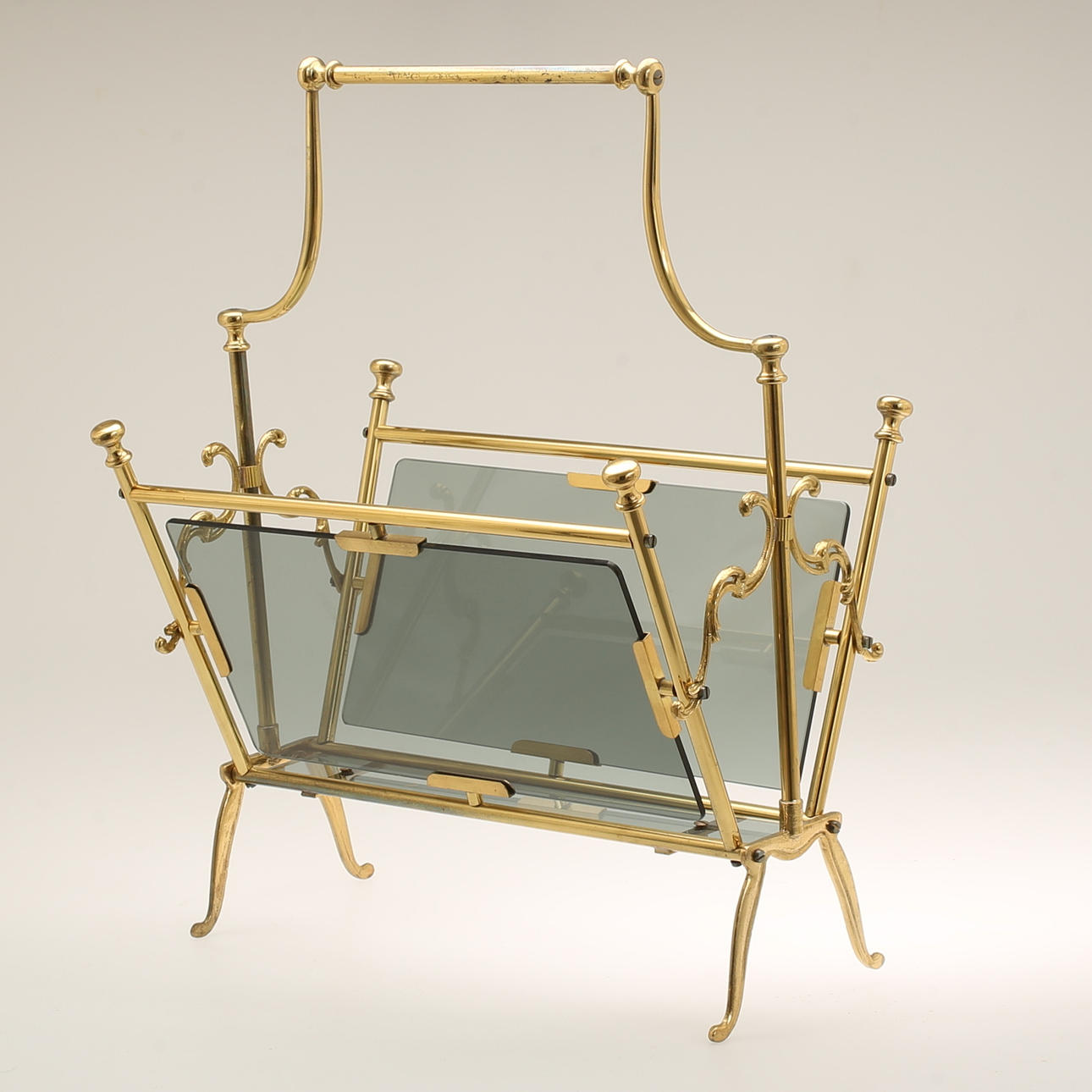 TIDNINGSSTÄLL, mässing och glas.