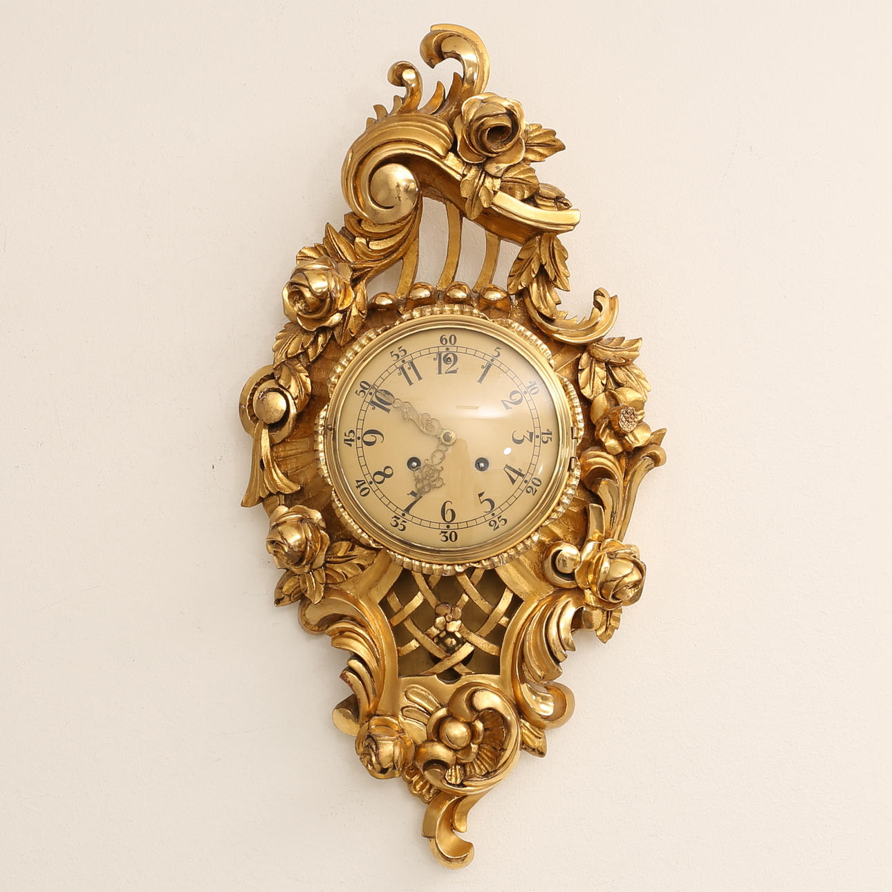 PENDULO DE PARED, estilo rococó, madera bronceada y dorada, siglo XX.