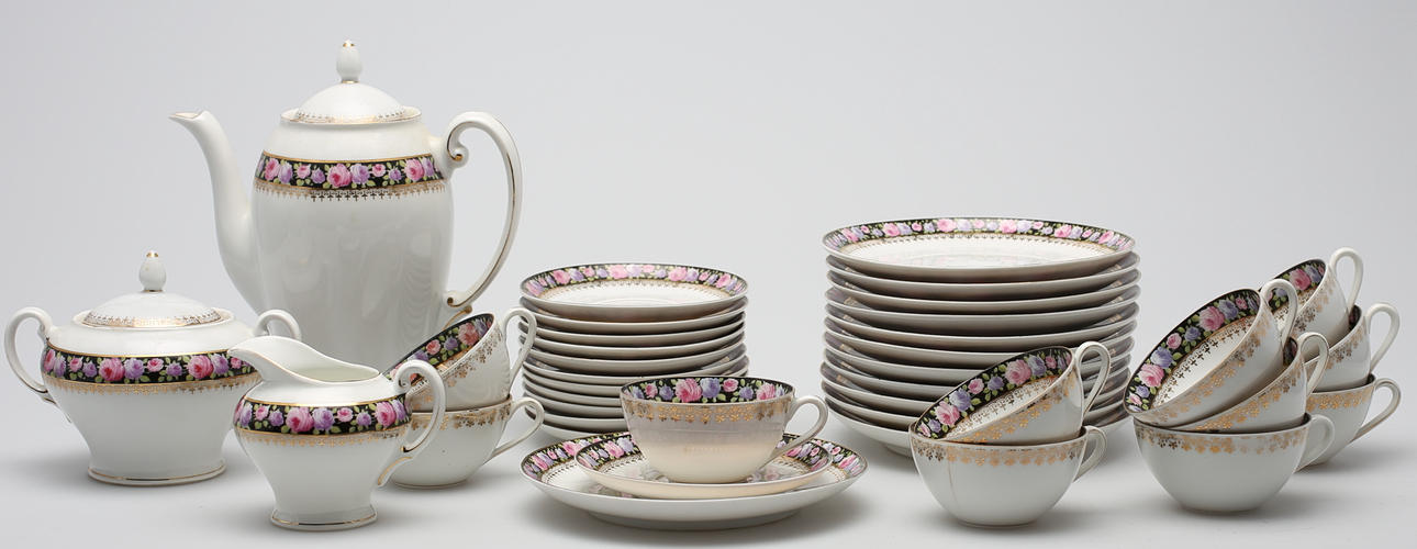 KAFFESERVISDELAR med guldkant (10+15). Porslin, Märkt KPM Germany.