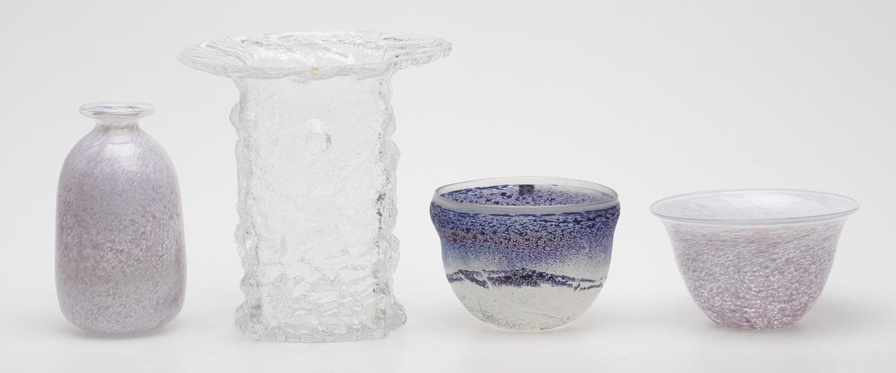GLASFÖREMÅL, 4 delar, bl.a. Bertil Vallien, Iittala.