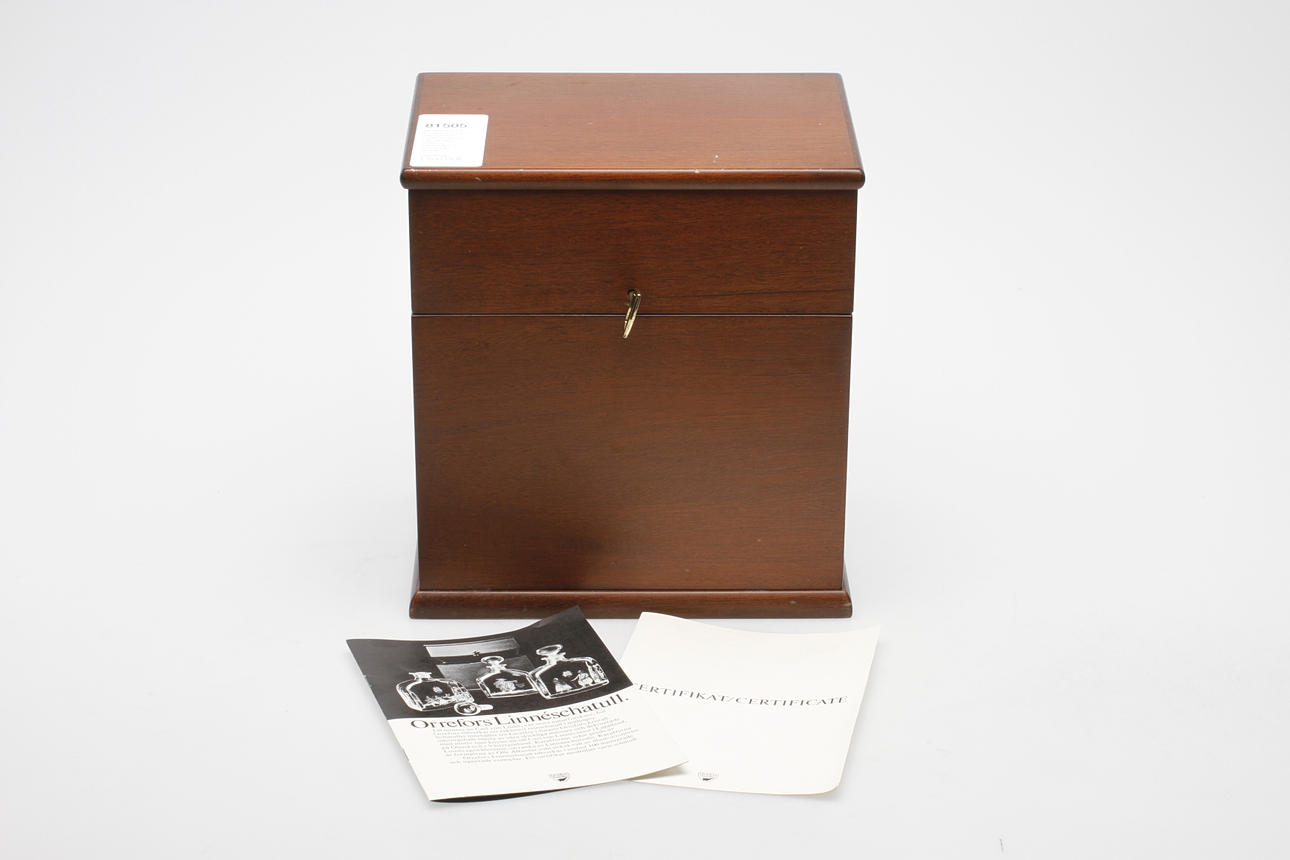 RESESCHATULL, mahogany with 3 CARAFES, "Carl von Linné", Olle Alberius, Orrefors, signed and numbered 58/100.
