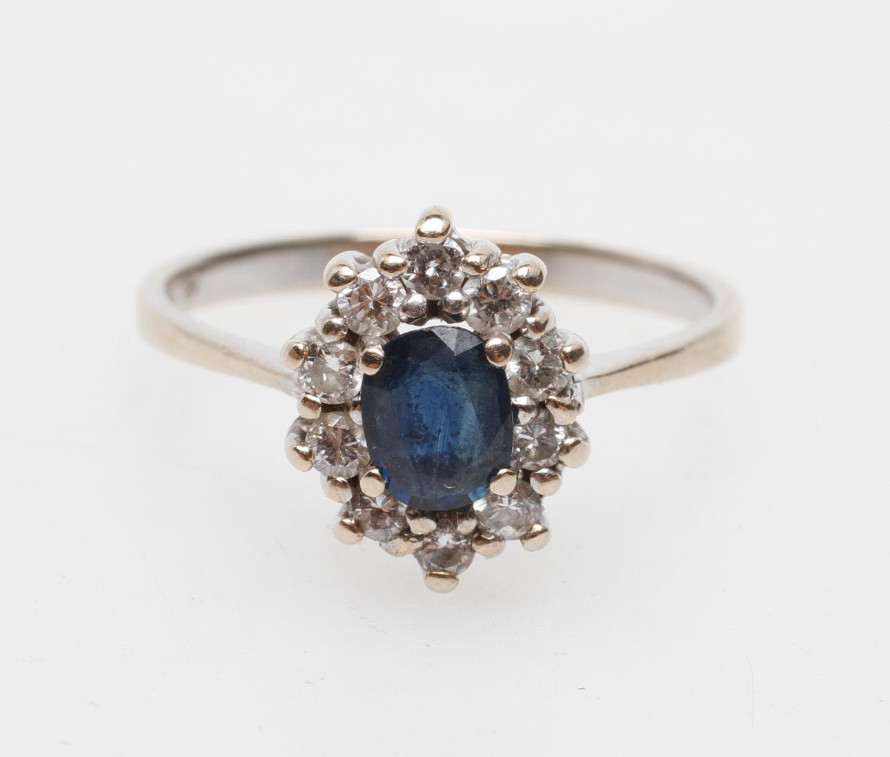 VITGULDSRING med diamanter samt safir, 18k guld, vikt ca 2,9 gr.