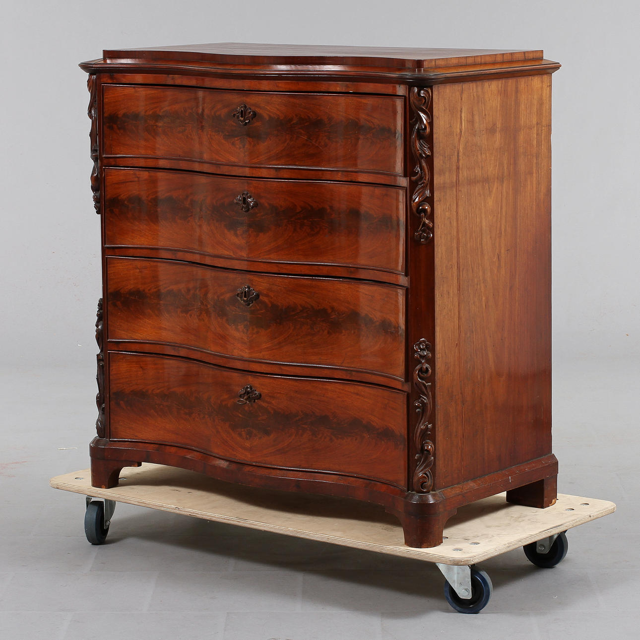 BYRÅ, nyrokoko. Mahogny.