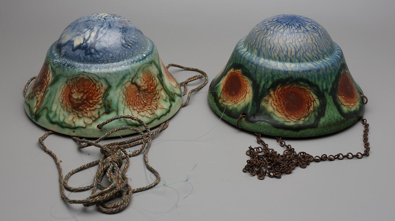 BLOMAMPLAR, ett par, Upsala Ekeby, 1900-talets första hälft.