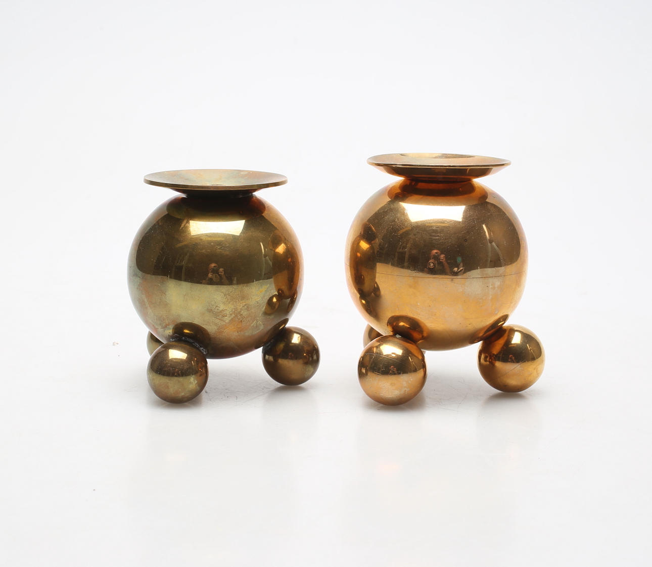 LJUSSTAKAR, 2 st, mässing, en stämplad Gusums bruk.