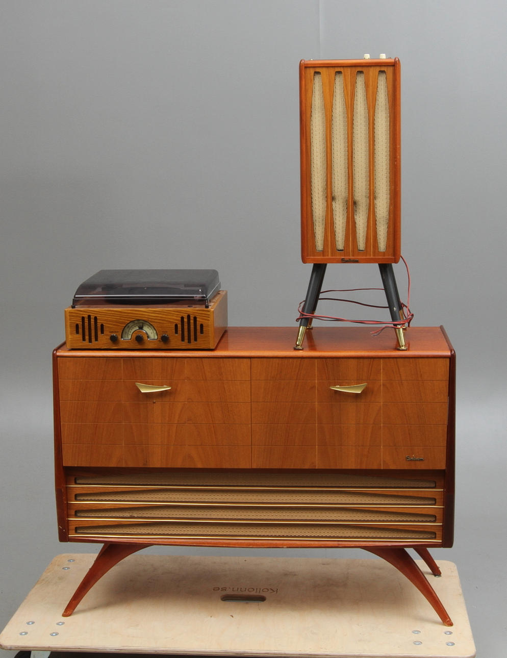 RADIOGRAMMOFONMÖBEL, HÖGTALARE samt SKIVSPELARE, 1900-talets mitt.