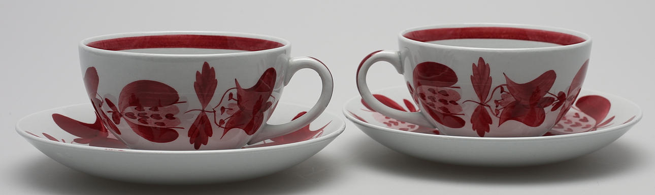 TE KOPPAR MED FAT (2) i flintporslin. Stig Lindberg? Gustavsberg, Handmålade.