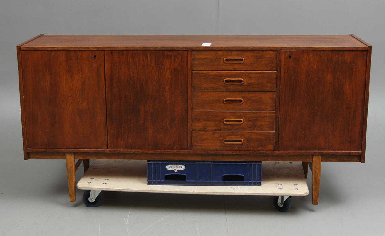 SIDEBOARD, 1900-tal.
