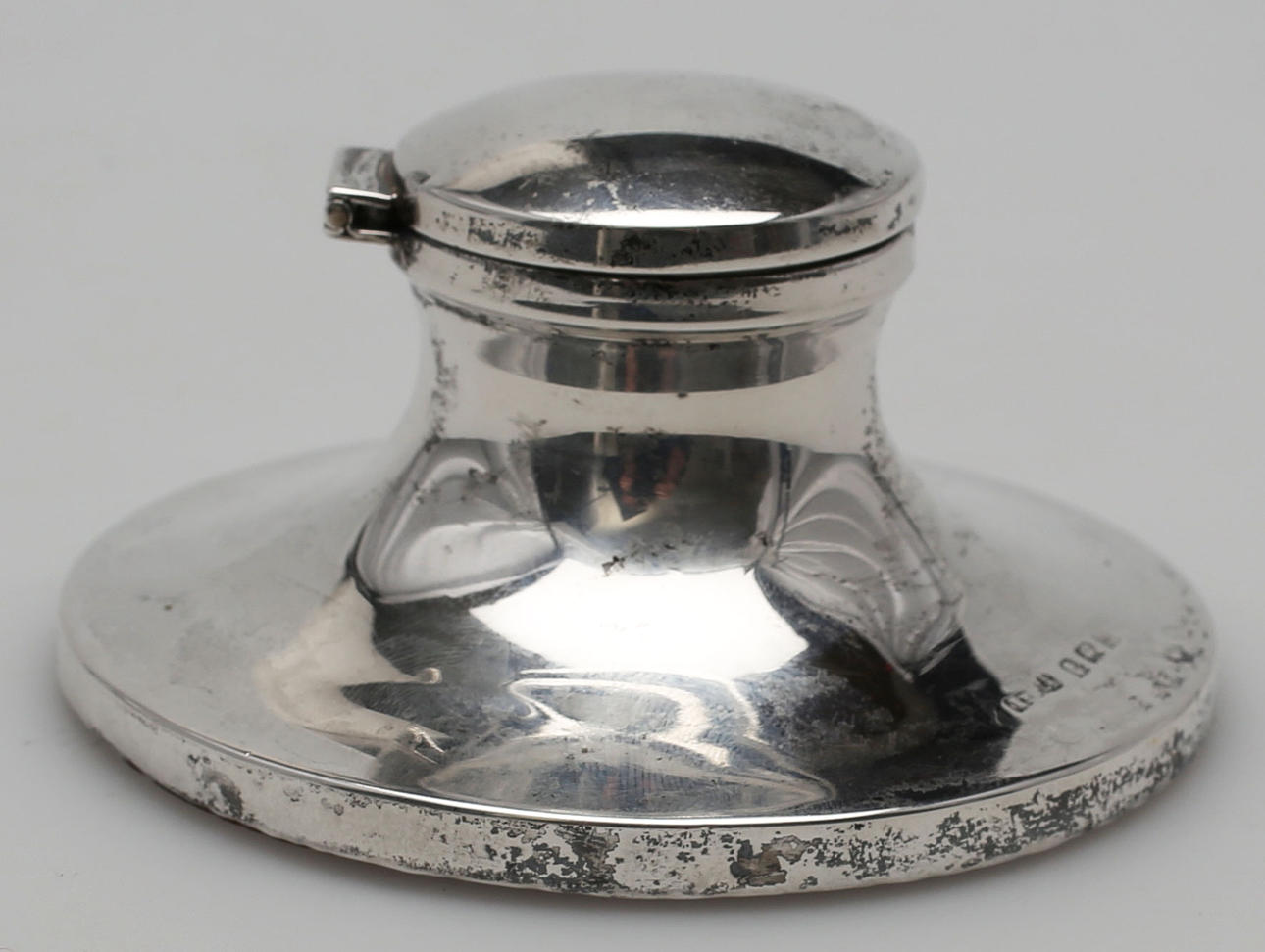 BLÄCKSTÄLL, silver, otydliga stämplar, troligen Birmingham, 1919.