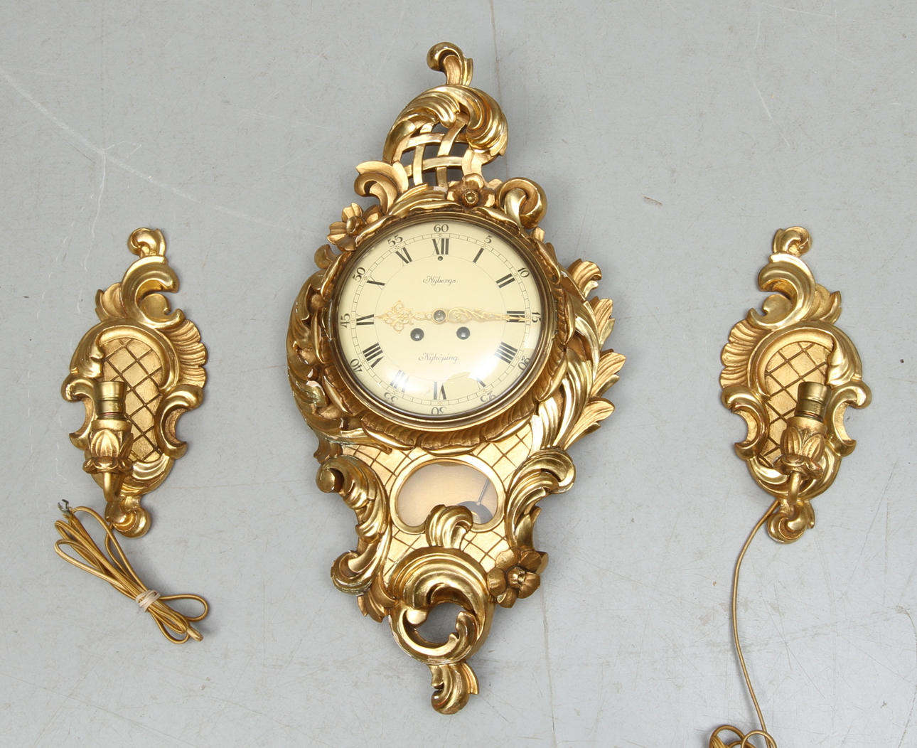 VÄGGPENDYL samt VÄGGLAMPETTER 1 par, rokokostil, 1900-tal.