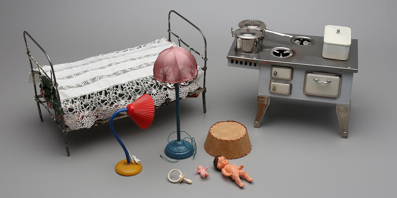 PARTI LEKSAKER, spis, säng, lampor mm.