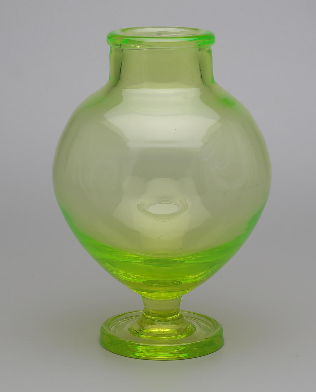 VAS, uranglas, handblåst.