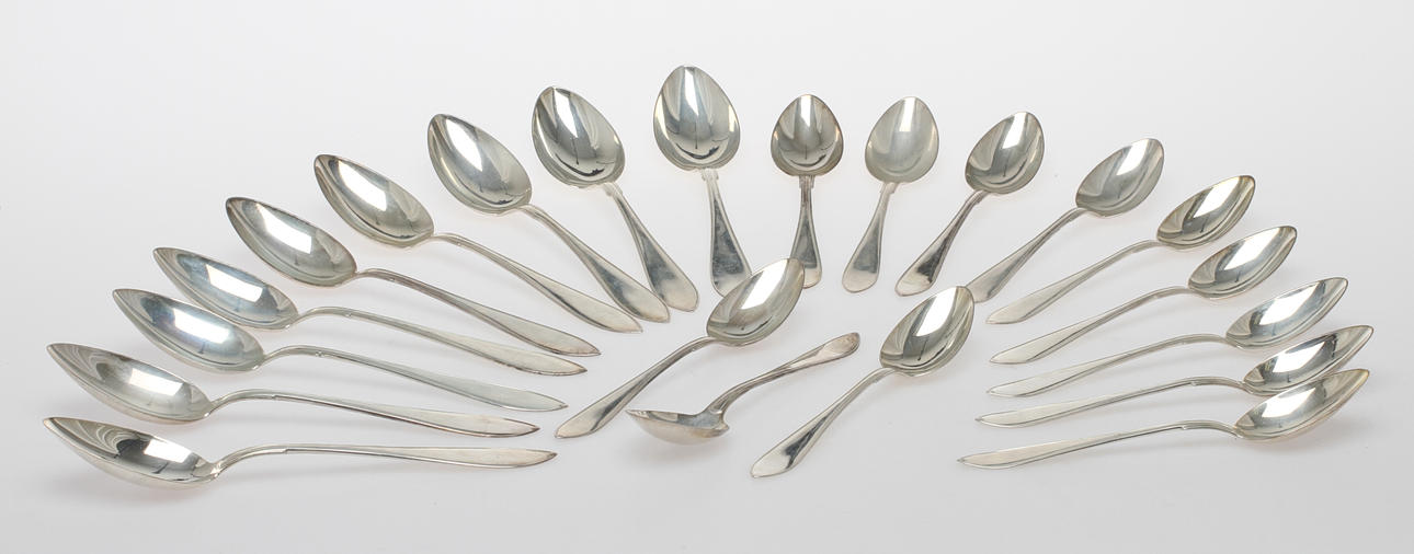 SKEDAR, 12 + 9 st, silver, "Svensk spetsig", GAB, 1900-tal. Tot vikt ca 1130 gram.