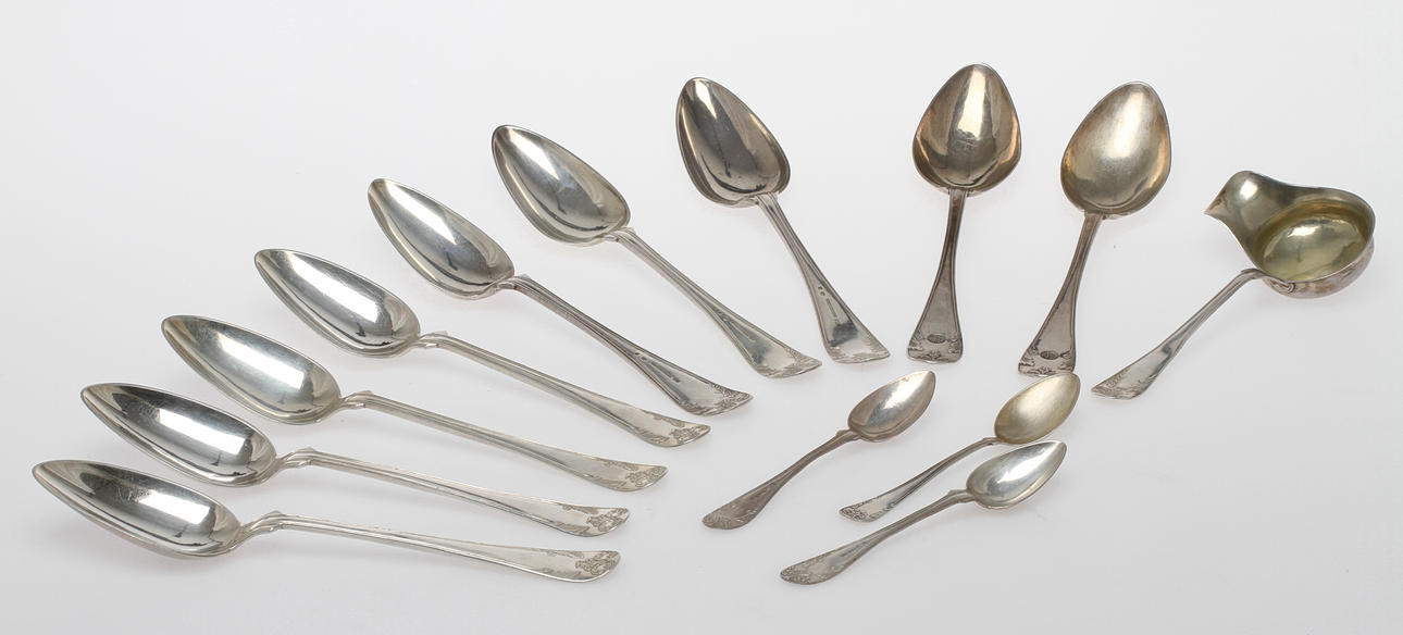 SKEDAR samt SÅSSLEV, totalt 13 delar, silver, modell "Gammal fransk", olika mästare, mestadels 1800-tal. Tot vikt 646 gram.