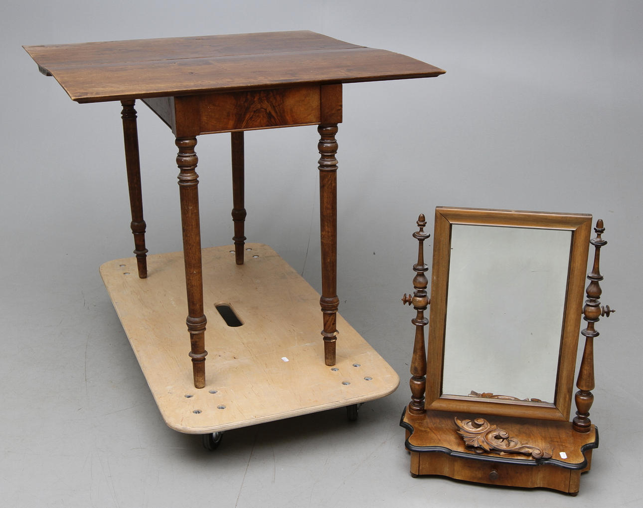 SPELBORD och BYRÅSPEGEL, valnöt, sent 1800-tal.