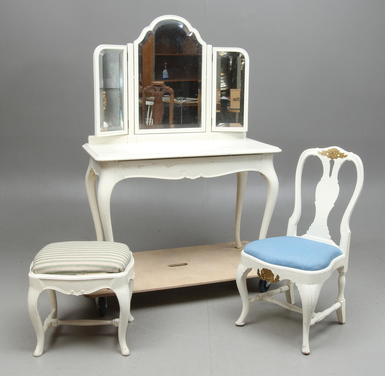 TOALETTBORD, PALL samt STOL, 1900-tal.