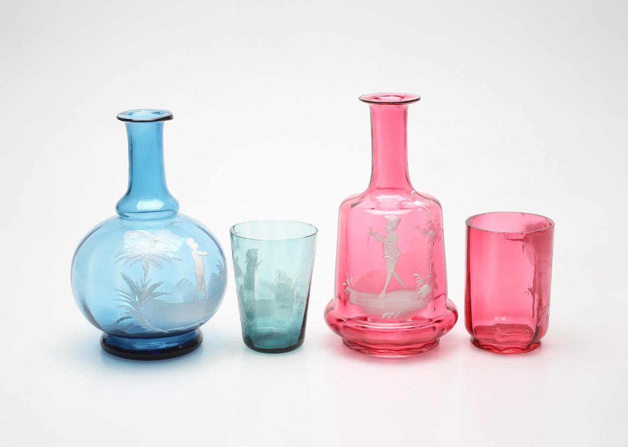VATTENKARAFFER med GLAS, 2 st, glas, Mary Gregory-dekor, 1900-tal.