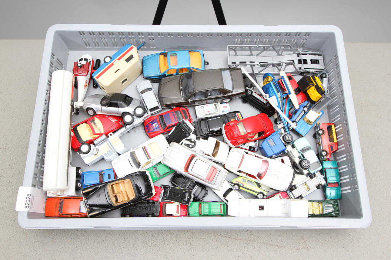 LEKSAKSBILAR, plåt, bl.a. Corgi.