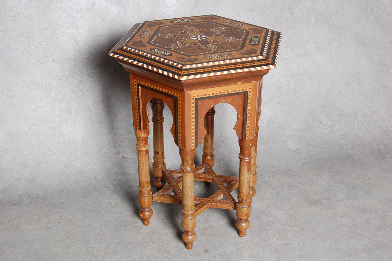 PÖYTÄ, itämainen, 1900-luku.