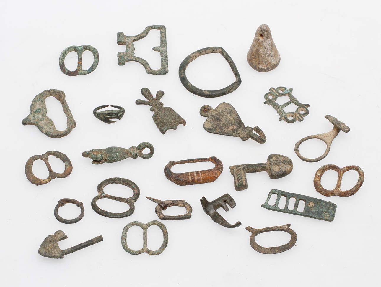 OBJEKT, 23 delar, sannolikt brons.