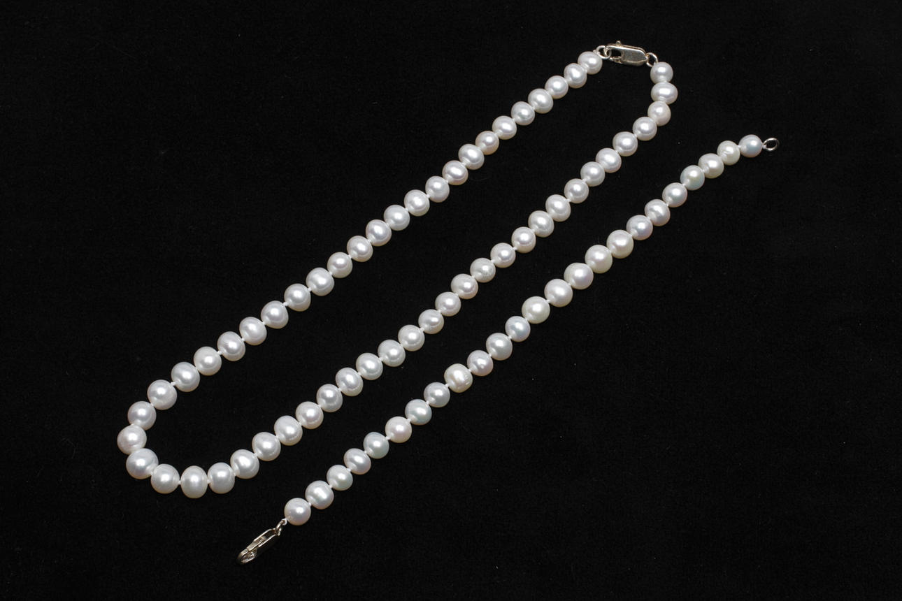 HALSBAND och ARMBAND med pärlor, 2 delar.