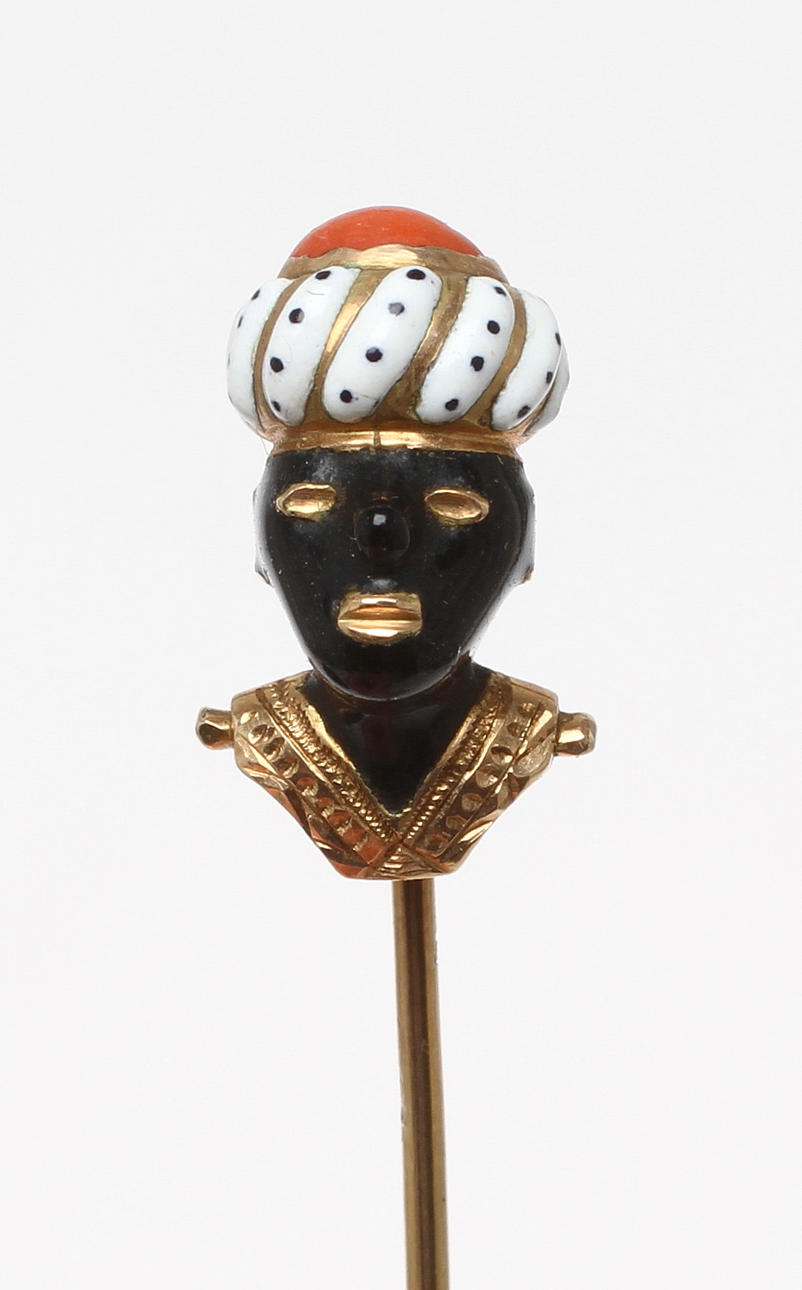 NÅL, 14 k guld med emaljdekor i form av morianhuvud med koralldetalj, tot vikt ca 4 g.