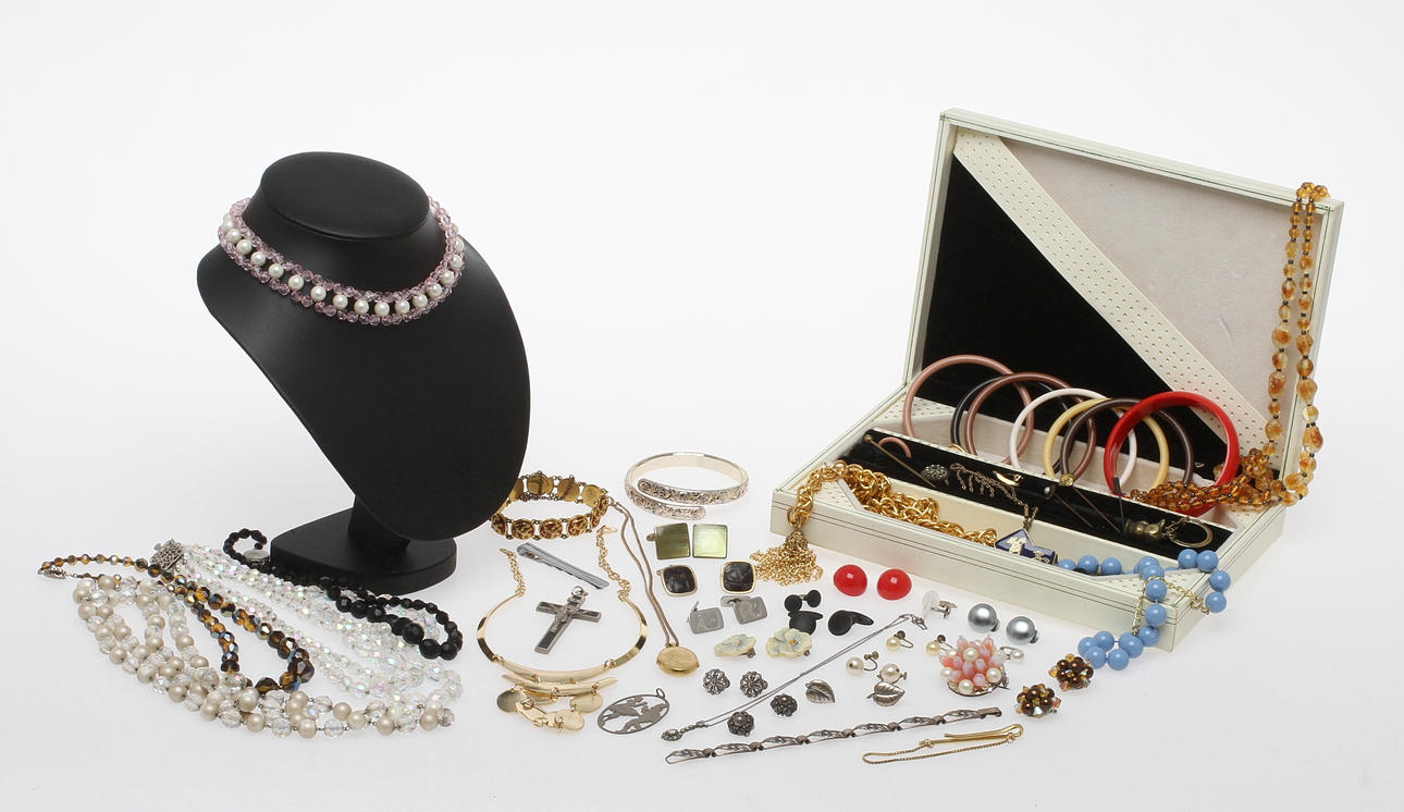 SMYCKEN beståede av bijouterier samt silver, 1900/2000-tal.