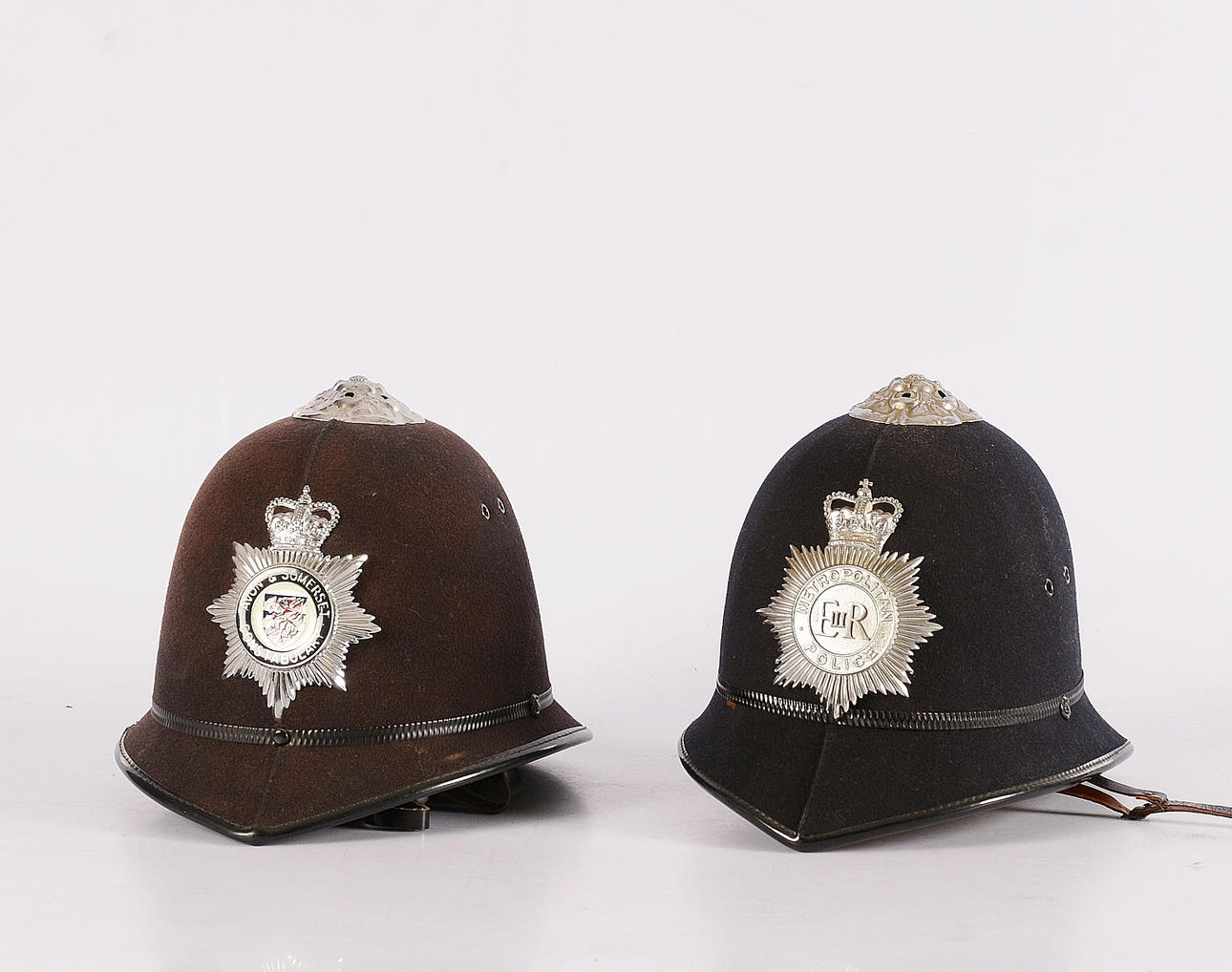 CASCOS DE POLICÍA, 2 piezas, Inglaterra, 1900.