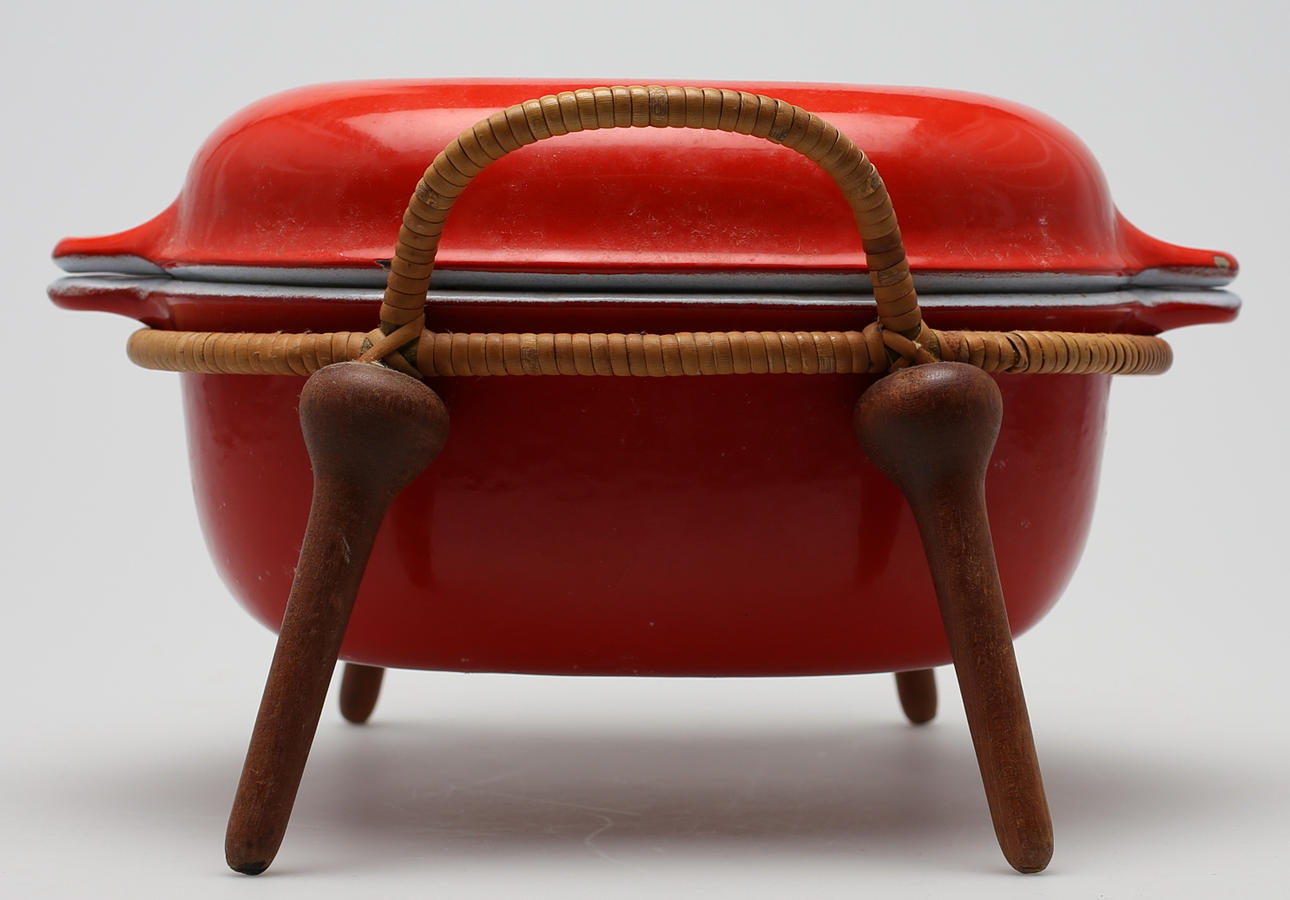 GJUTJÄRNSGRYTA med teak/rotting vagga, Made in Denmark. 1960-tal.