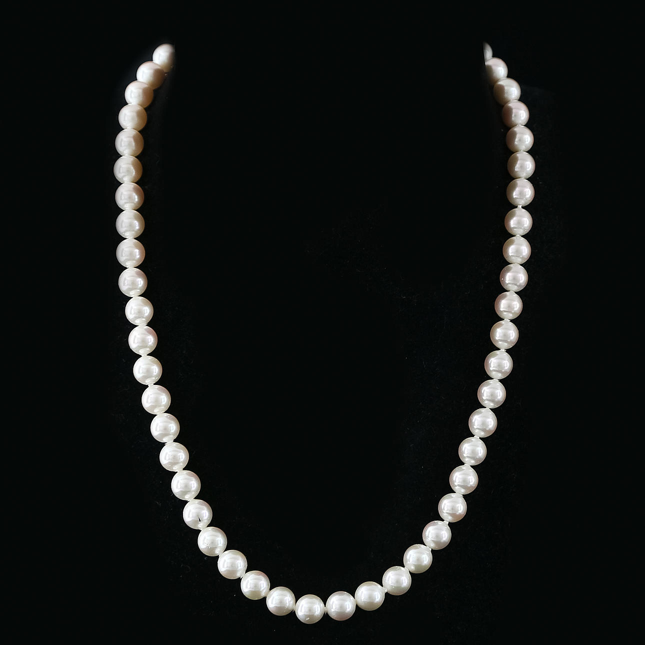 PÄRLHALSBAND med silverlås.