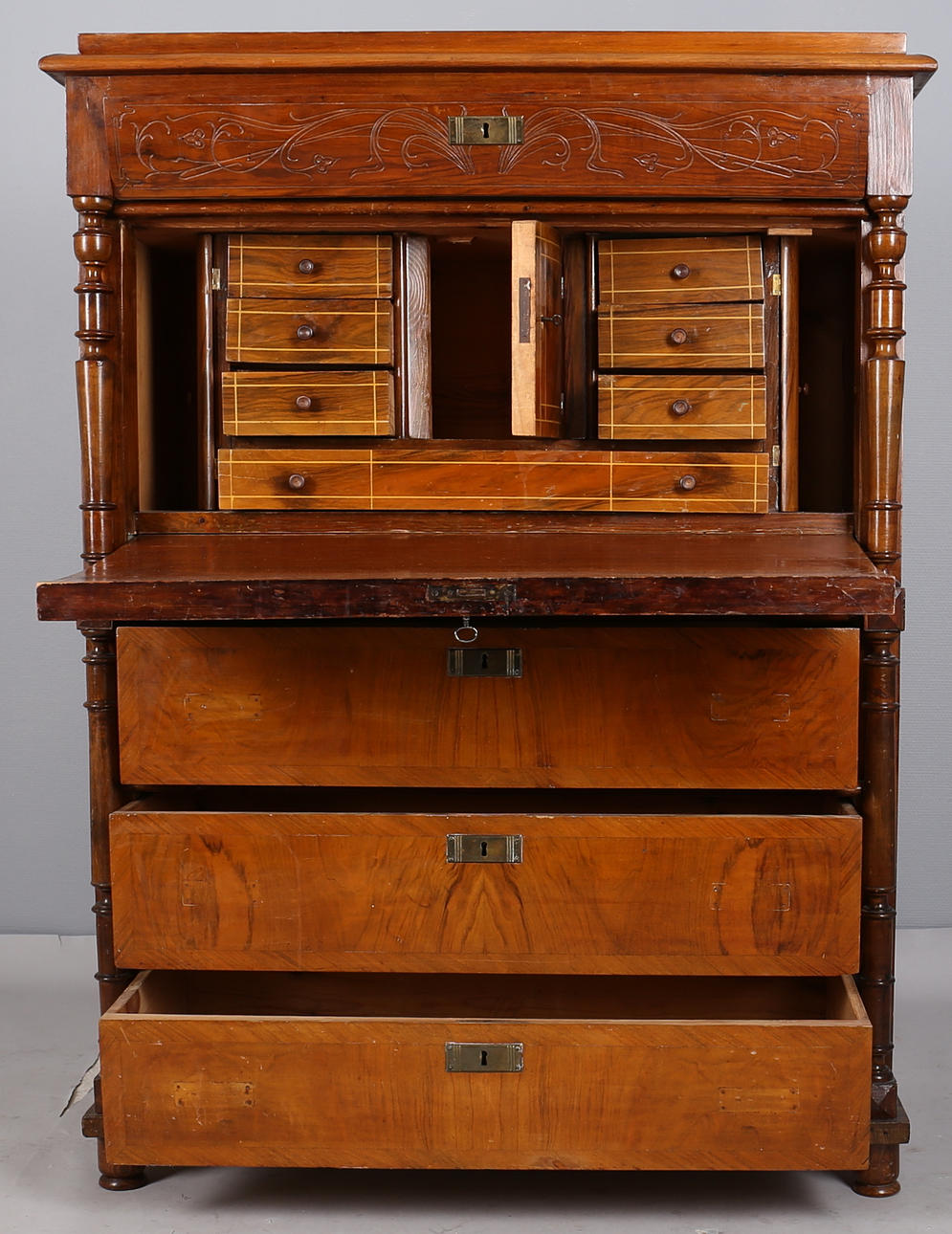 CHIFFONIER i mörk fanér (troligen alm). 1800-talets slut.